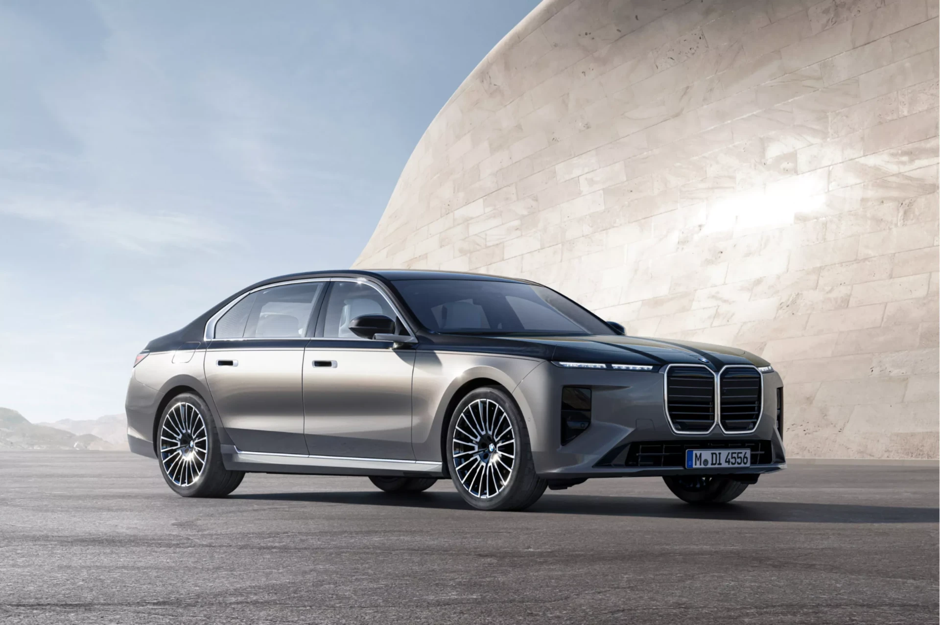 BMW 750e xDrive en location chez KARSCOM à Paris