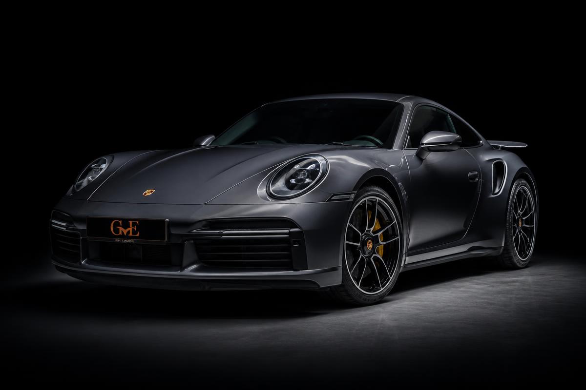 Porsche 911 Turbo S en location chez KARSCOM à Paris