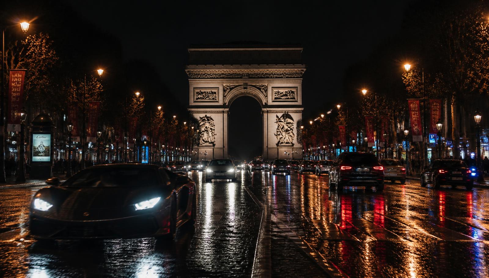 Avenue des Champs-Élysées et Arc de Triomphe de nuit